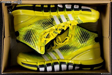 Quick Zone概念打造的黃金戰靴 Adidas Crazyquick Mobile01