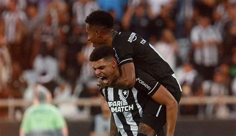 Botafogo Arrasa Vasco Em Clássico E Mantém Liderança No Brasileirão