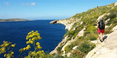 Malta an island country in the mediterranean sea south of sicily, comprising the island of malta and two smaller. Passer quelques jours à Malte