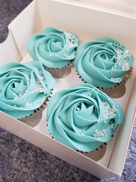 Simple Blue Buttercream Cupcakes With Sprinkles Cupcake Cakes
