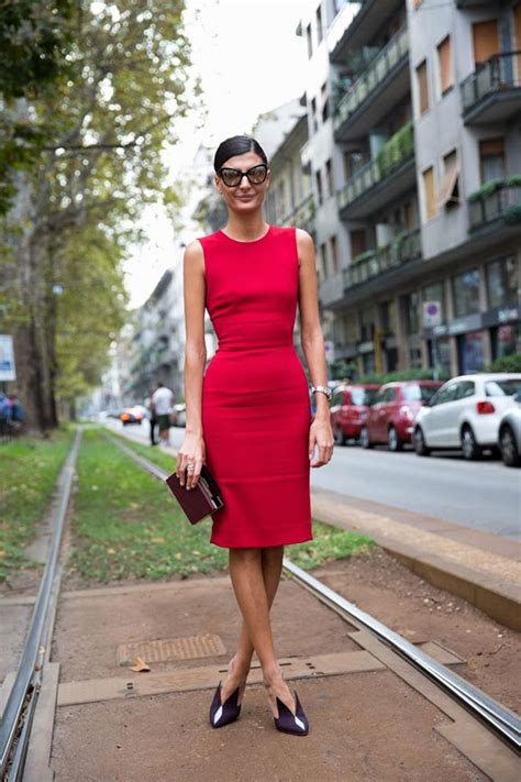 How To Dress Like An Italian Bombshell Stylecaster Italian Women Style Italian Chic Italian