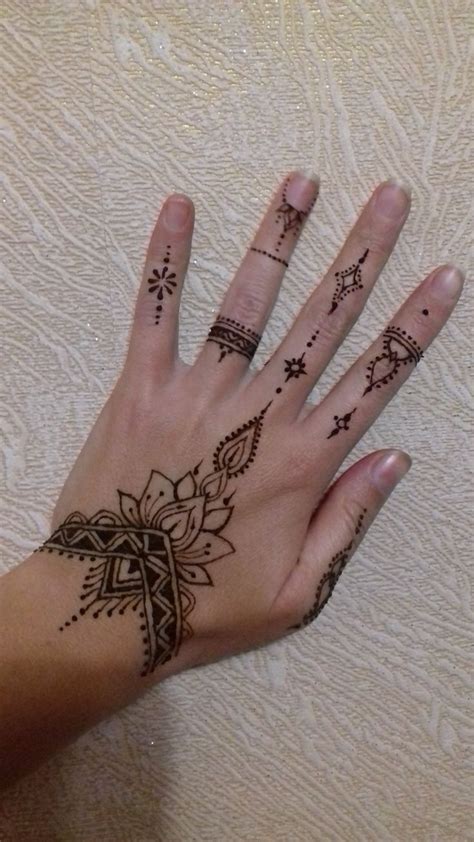 Try yin and yang henna tattoo if you believe in the dual nature of life. (notitle) - Kunst - #Kunst #notitle | Henna tattoo designs ...