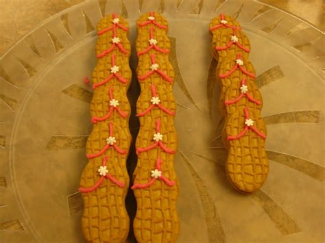 Make fun nutter butter acorn cookies for a fall dessert treat idea for the kids! I saw these flip flop decorated Nutter Butter cookies and ...