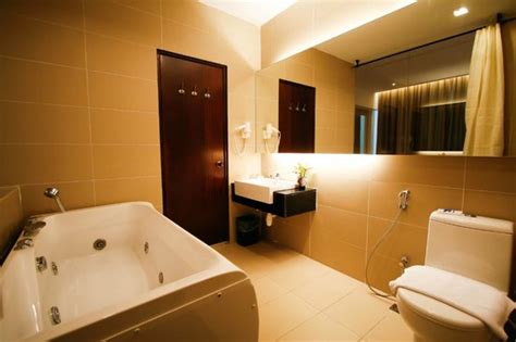 2 de 4 hoteles en bandar seri iskandar. Executive Suite - Master Bathroom - Picture of D Hotel ...