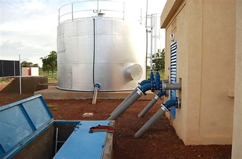 L'énergie solaire réduit les frais et des projets ambitieux et prometteurs voient le jour. Eau potable en Afrique