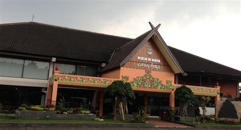 Waktu kunjungan & tiket masuk. Harga Tiket Masuk Museum Sri Bradugu Bandung, Update 2020 ...
