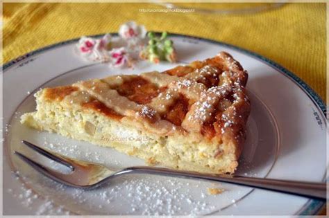 La pastiera napoletana è un dolce foderato di pasta frolla che all'interno ha un cuore di grano cotto, ricotta, cedro e arancia candita. Pastiera napoletana, Ricetta Petitchef