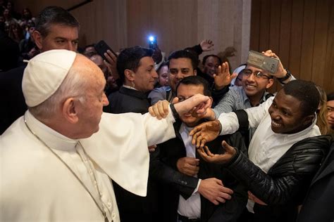to kiss or not to kiss the pope s hand enter catholic culture wars