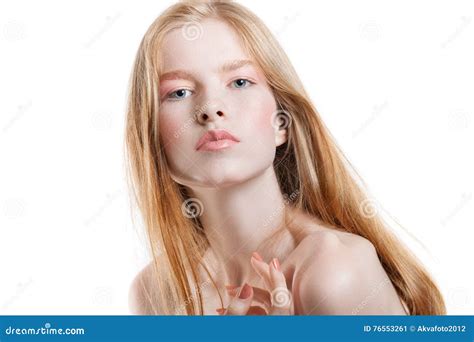 Portrait Dune Jeune Fille Rousse Sur Un Fond Blanc Image Stock Image