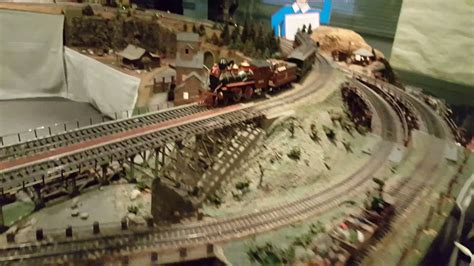 Modelleisenbahn anordnung eisenbahn modellbau gleise zug modelleisenbahnen youtube dioramen. Nürnberger räumt Schlafzimmer für Modellbahn - YouTube