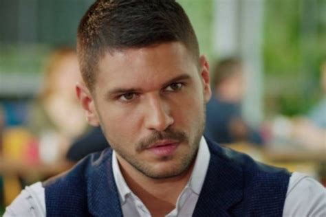 Şampiyon dizisinden sonra şeref sözü'yle hüsran yaşayan ünlü oyuncu tolgahan sayışman , geçtiğimiz gün eşi almeda abazi ve oğlu efehan sayışman, sektör değişikliği yaptığını açıkladı. Tolgahan Sayışman'ın yeni partneri belli oldu! - Medya Haberleri - Bursadabugun.com