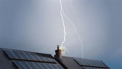 Mit einem blitzschutzsystems werden bei blitzeinschlägen kurzzeitig auftretenden hohen blitzenergien kontrolliert in die erde eingeleitet. Blitzschutz: Ist ein Blitzableiter bei Häusern Pflicht?