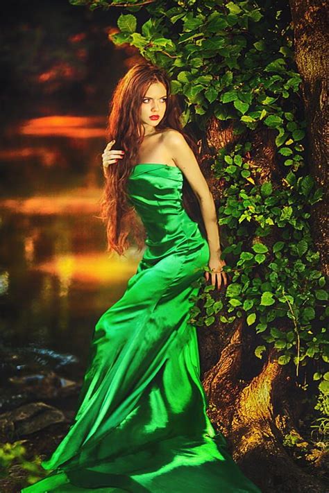 Девушка в зеленом платье и с рыжими волосами 86 фото