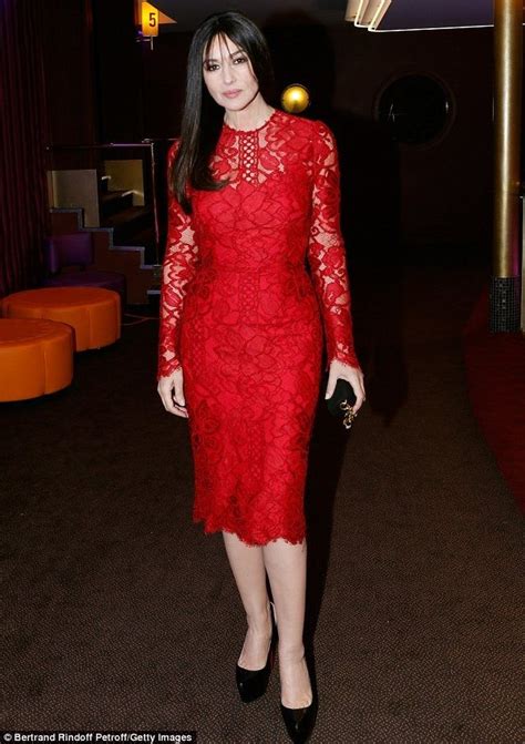 Maybe you would like to learn more about one of these? Monica Bellucci | abito in pizzo macramè abbinato a delle ...