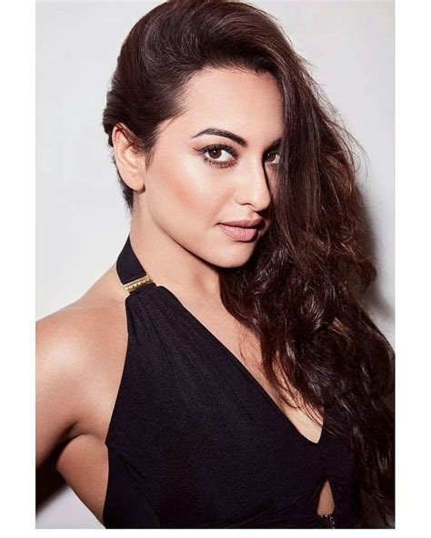sonakshi sinha looking gorgeous 🖤🖤🖤 sonakshi sinha bollywood actress beautiful bollywood actress