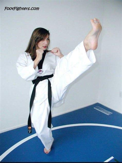 Pin By Johann3444 On Kicking Women Karate Martial Arts Women Martial Arts Girl