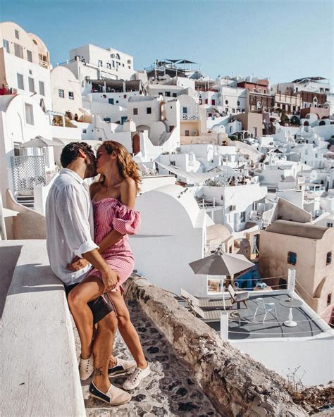 How To Take Great Couple Pictures While Traveling Travel Couple Couple Pictures Santorini