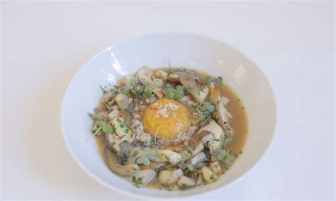 Con licuado de naranja y manzana poché. Ricetta "Uovo d'anatra confit, orzo mondo e funghi ...