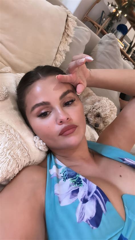 Sizzling Sexy Selena Gomez Selfie Big Tits And Cleavage Hanging Out