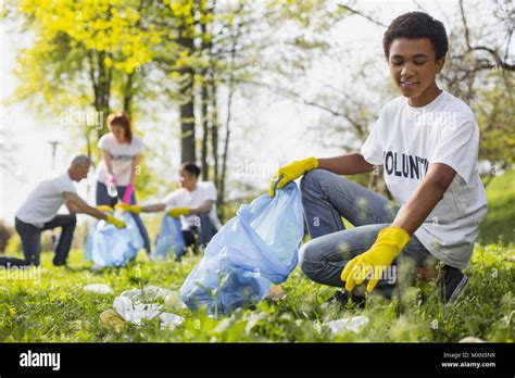 Volunteering Hi Res Stock Photography And Images Alamy