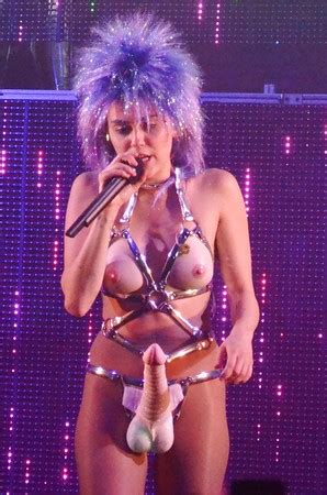 Miley Cyrus Naked On Stage D 14 Pics XHamster