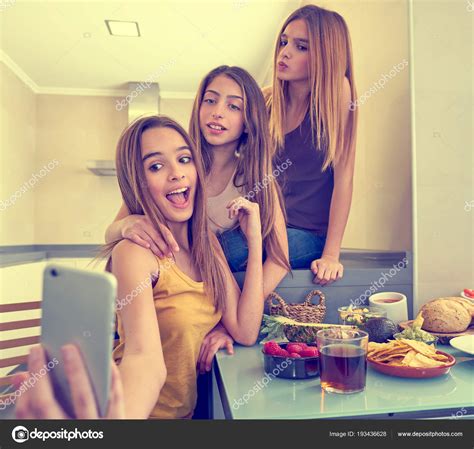 Nastolatki Dziewczyny Najlepsze Zdjęcie Selfie Znajomych
