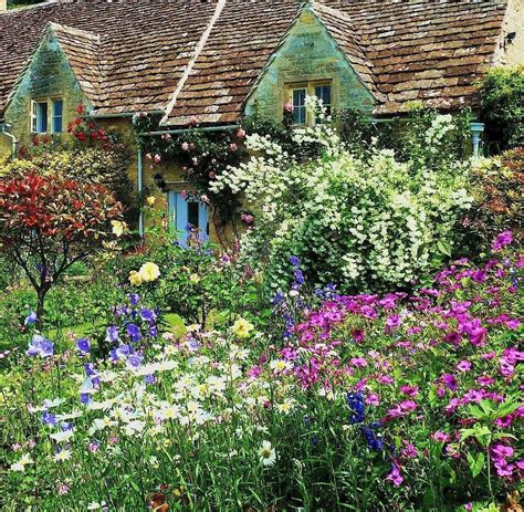English Cottage Garden In Bibury Gloucestershire Englishgardens