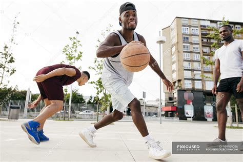 Men playing basketball — Back view, young - Stock Photo | #164959056