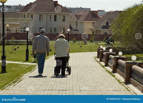 La Nonna Ed Il Nonno Stanno Camminando Con Il Suo Nipote Immagine