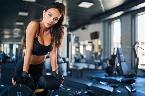 Free Photo Woman Posing On In Gym