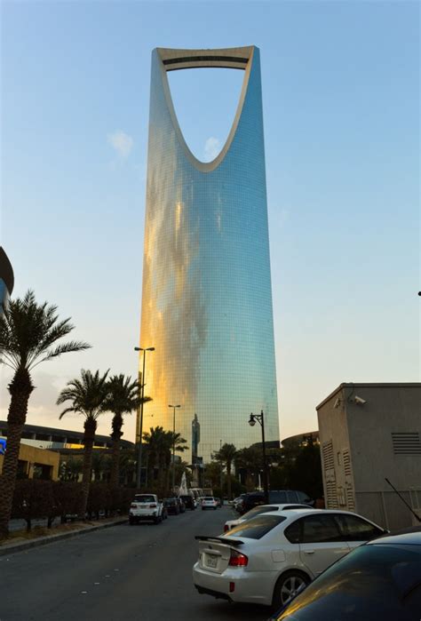 The kingdom tower aims, in the process, to become the ultimate trophy building; 38 outstanding photos of Kingdom Tower in Saudi Arabia ...