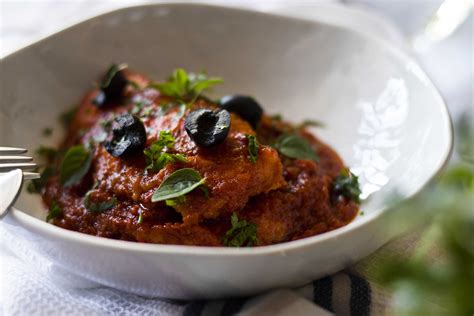 A questo aggiungere l'aglio tritato, il prezzemolo, il basilico, i pomodori, i due tipi di pepe ed il sale. Filetto di merluzzo al pomodoro - NORIBERICA