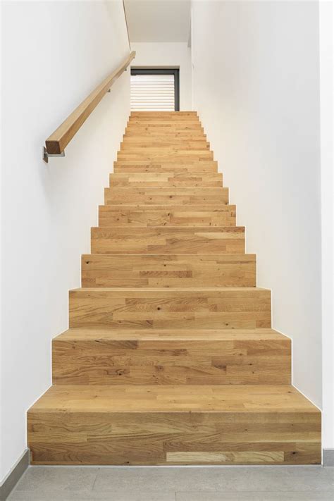 Als natürlicher werkstoff ist jedes stück holz ein unikat mit seinen eigenen reizen. Treppenaufgang Innentreppe Holz - Einfamilienhaus ...