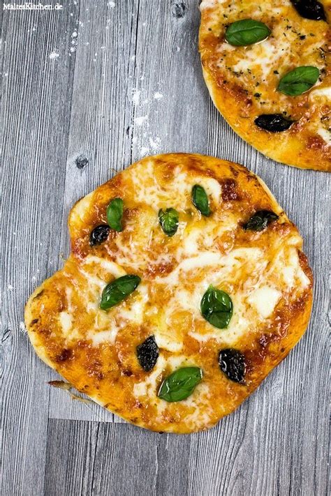 Eine echte neapolitanische pizza besteht aus einem luftigen rand und einer ganz dünnen ca. Neapolitanische Pizza & der beste Pizzateig! | Rezept ...