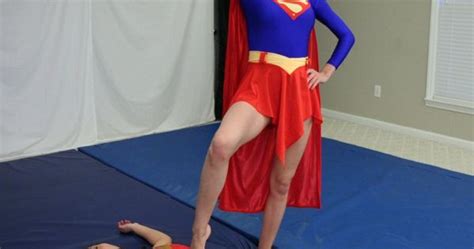Supergirl Vs Wonder Woman By Sleeperkid Supergirls Pinterest