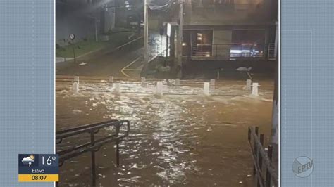 Chuva faz córrego transbordar e alaga Avenida da Moda em Passos MG