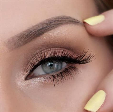 Primer de sombra, sombra de ojos, delineador, lápiz de ojos, maquillaje para cejas y rímel. Fotos de maquillaje ojos natural sencillo para el día ...