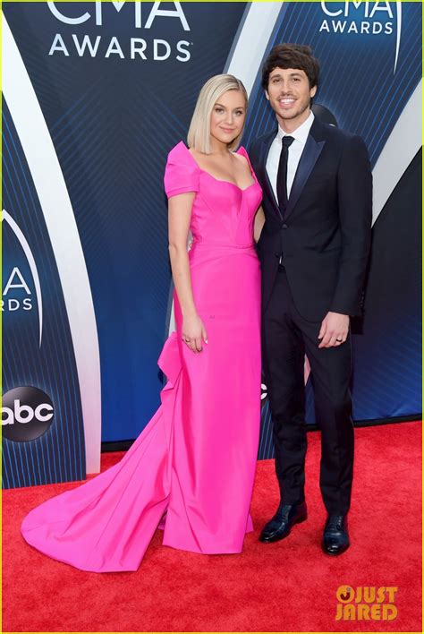 Kelsea Ballerini Wows In Bright Pink Gown At Cma Awards 2018 Photo