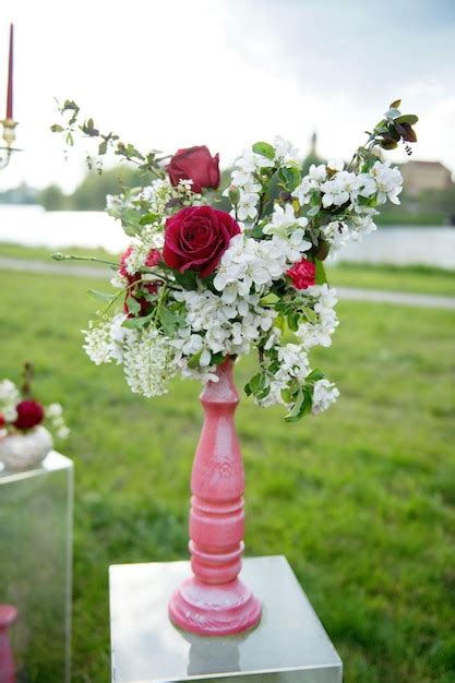 Premium Photo A Floral Arrangement Of Roses And White Flowers In A
