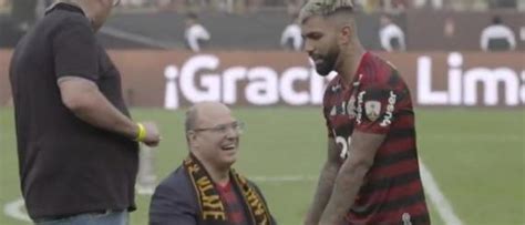 Wilson witzel, who has made headlines for sending police snipers on board helicopters to shoot armed crime suspects in the state's slums, said he wants to work with the united nations to identify the. Governador do RJ é ignorado ao se ajoelhar para Gabigol ...