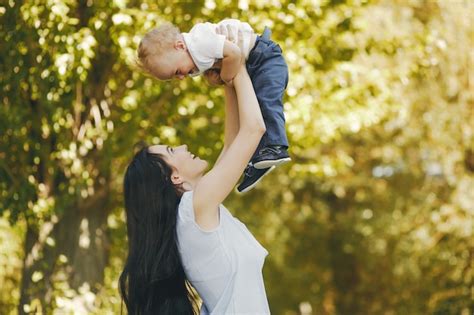 Madre Con Hijo Foto Gratis