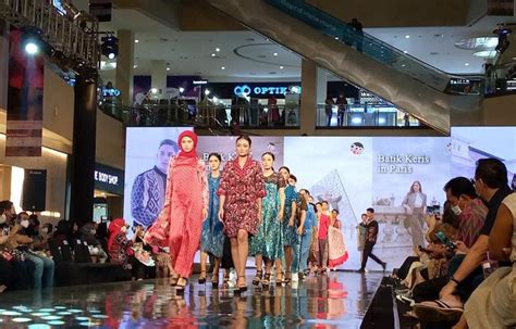 Puluhan Model Meriahkan Pembukaan Solo Fashion Week Di Mal Paragon