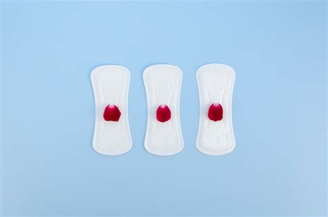Fêmea Mostrando Seu Primeiro Dia De Menstruação Foto Grátis