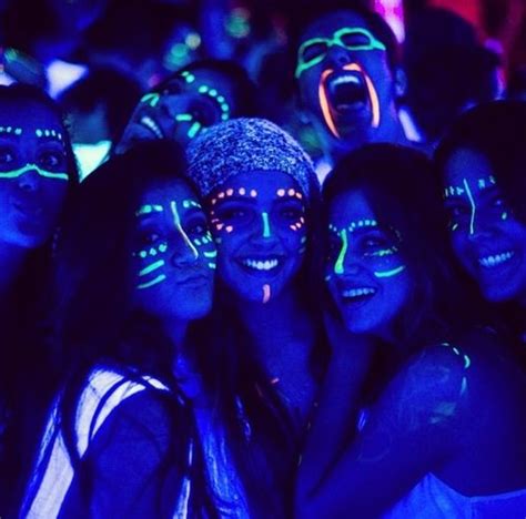 Luminosas Ideas Para Tener Una Fiesta De Xv Años NeÓn Es La Moda