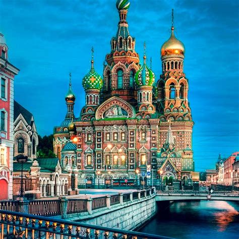 Conheça o museu hermitage, visite a catedral de santo isaac ou faça uma visita guiada pela cidade. Pacotes de viagem para São Petersburgo - Via Regia Turismo