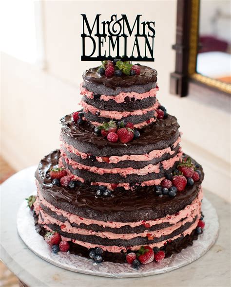 This three layer chocolate cake has a whipped cream filling and chocolate icing. Pin on Tortas Boda