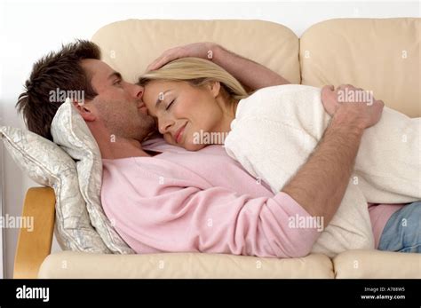 paar kuscheln auf dem sofa stockfotografie alamy