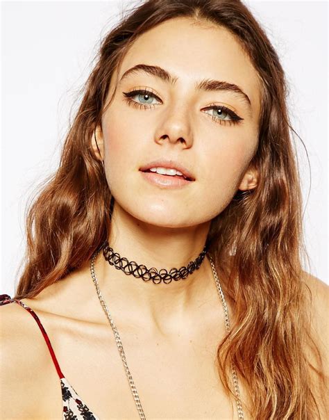 7 Ways To Wear A Choker Necklace With Your Fashion Outfits