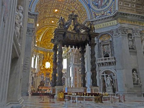 Peter's baldachin viešbučiai, kuriuose galite apsistoti. Baldachin Altar (Baldacchino) in St. Peter's Cathedral