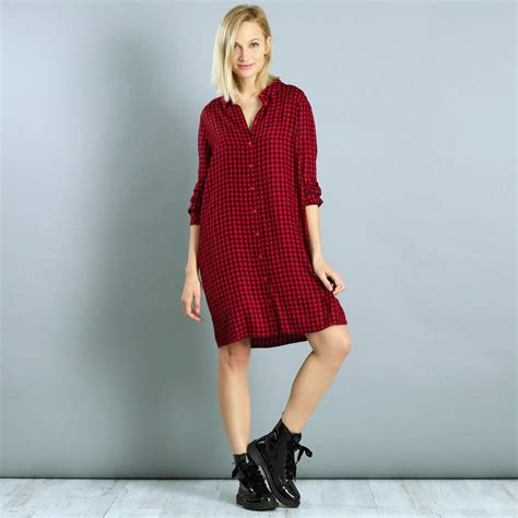 Cette année, kiabi propose plusieurs tenues pour les fêtes, dont cette robe que la marque m'a envoyé. Robe chemise à carreaux Femme - rouge - Kiabi - 18,00€